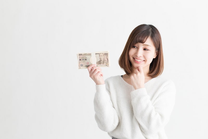 キャッシングのフタバ審査-お金を持つ女性