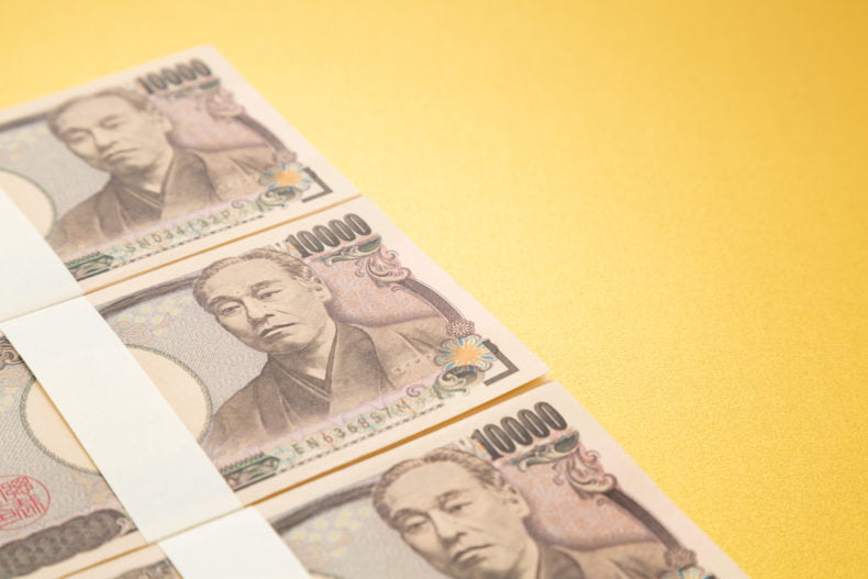 並ぶ3枚の1万円札
