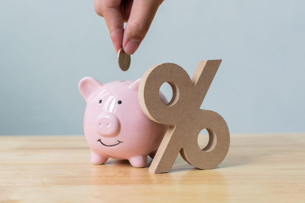カードローン金利下げる-ブタの貯金箱と％