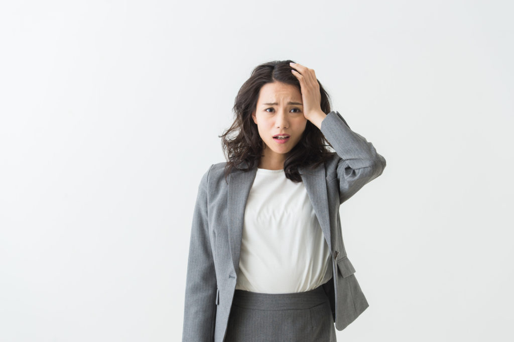 ジャパンネット銀行ネットキャッシング審査-片手で髪の毛を抑える女性