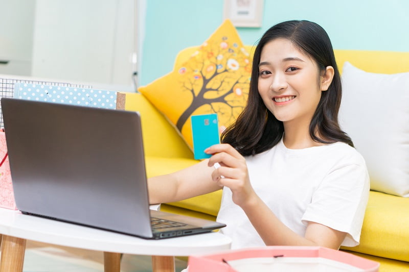 カード申し込み前完璧の女性