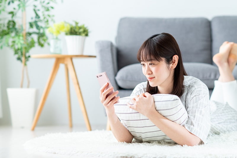 口コミをチェックする女性